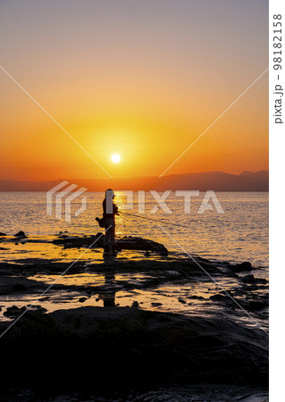 【神奈川県】江の島の稚児ヶ淵から見る夕日と釣り人 98182158