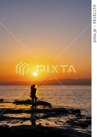 【神奈川県】江の島の稚児ヶ淵から見る夕日と釣り人 98182159
