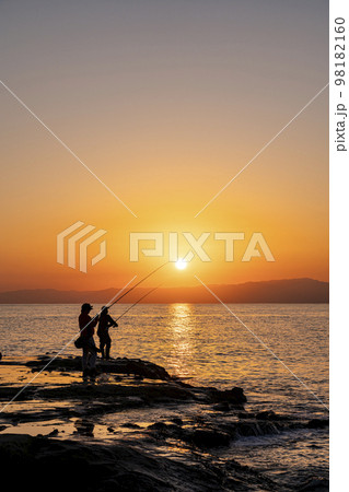 【神奈川県】江の島の稚児ヶ淵から見る夕日と釣り人 98182160