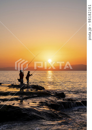 【神奈川県】江の島の稚児ヶ淵から見る夕日と釣り人 98182161