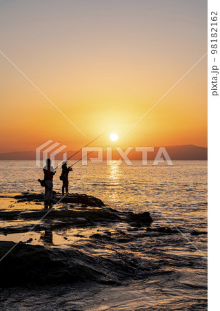 【神奈川県】江の島の稚児ヶ淵から見る夕日と釣り人 98182162