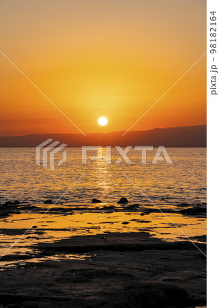 【神奈川県】江の島の稚児ヶ淵から見る夕日 【神奈川県】江の島の稚児ヶ淵から見る夕日 98182164