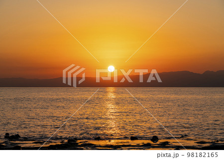 【神奈川県】江の島の稚児ヶ淵から見る夕日 【神奈川県】江の島の稚児ヶ淵から見る夕日 98182165