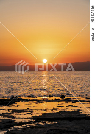 【神奈川県】江の島の稚児ヶ淵から見る夕日 【神奈川県】江の島の稚児ヶ淵から見る夕日 98182166