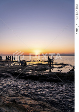 【神奈川県】江の島の稚児ヶ淵から見る夕日 【神奈川県】江の島の稚児ヶ淵から見る夕日 98182168