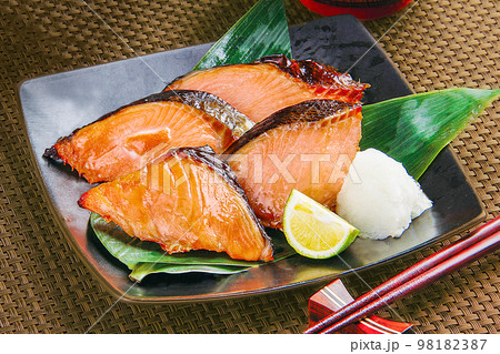 紅鮭焼き 98182387