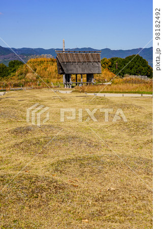 甕棺墓列と高床倉庫火(佐賀県 吉野ヶ里歴史公園) 甕棺墓列と高床倉庫火(佐賀県 吉野ヶ里歴史公園) 98182492