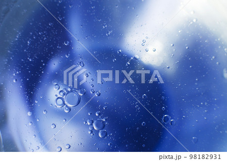 Oil bubbles close up. circles of water macro. abstract light blue background 98182931