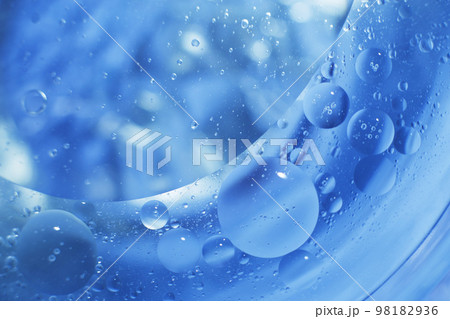 Oil bubbles close up. circles of water macro. abstract light blue background 98182936