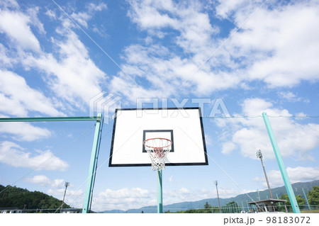 青空とバスケットゴールと雲 青空とバスケットゴールと雲 98183072