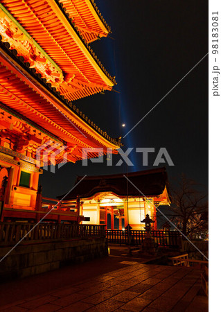 古都京都　東山花灯路　世界遺産　清水寺　三重塔と西門 98183081