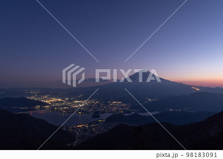 夕暮れと夜景と富士山 新道峠 夕暮れと夜景と富士山 新道峠 98183091