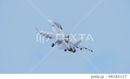 アメリカ海軍F/A-18Fスーパーホーネット離陸 98183137