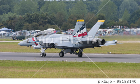 アメリカ海軍F/A-18Fスーパーホーネット着陸 98183140