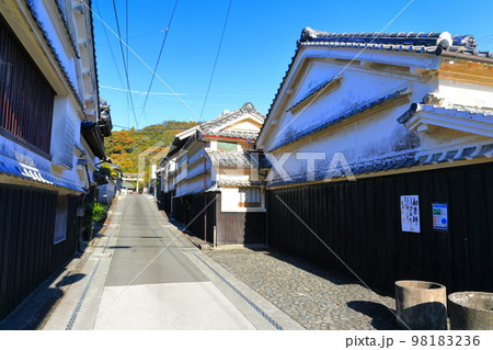 【高知県】晴天の吉良川の町並み 98183236