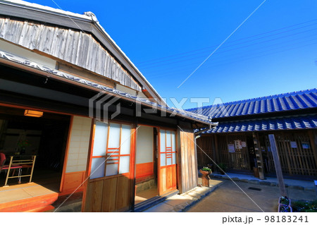 【高知県】晴天の吉良川の町並み 98183241