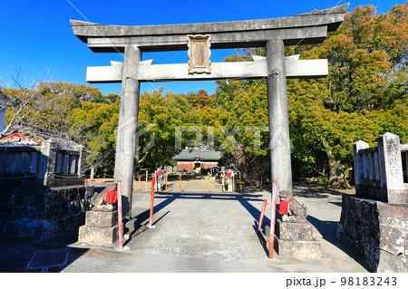 【高知県】晴天の吉良川の琴平神社 98183243