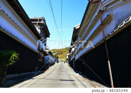 【高知県】晴天の吉良川の町並み 98183249