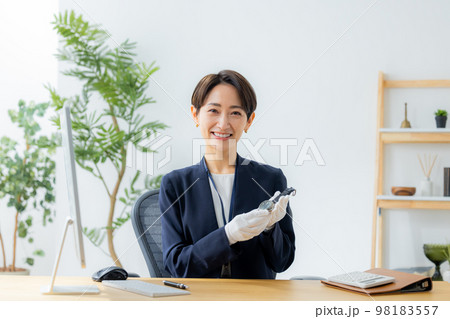 腕時計を査定する女性 98183557