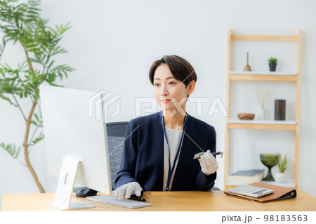 腕時計を査定する女性 腕時計を査定する女性 98183563