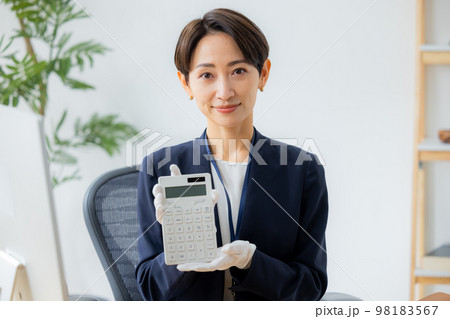 腕時計を査定する女性 腕時計を査定する女性 98183567