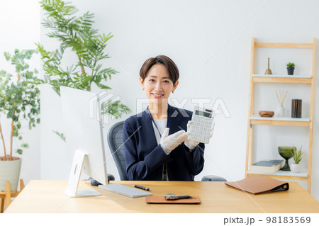 腕時計を査定する女性 98183569