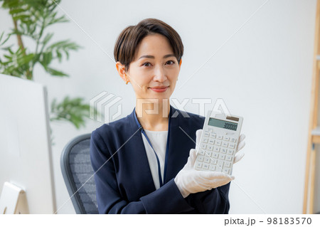 腕時計を査定する女性 腕時計を査定する女性 98183570