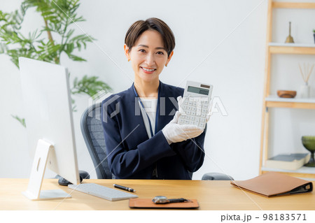 腕時計を査定する女性 98183571