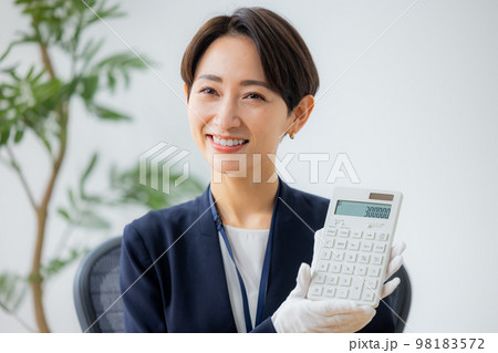 腕時計を査定する女性 98183572