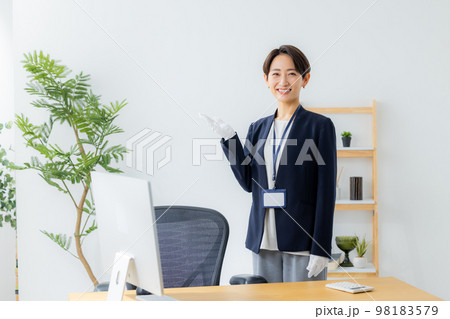 腕時計を査定する女性 腕時計を査定する女性 98183579