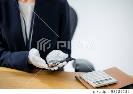 腕時計を査定する女性 腕時計を査定する女性 98183583