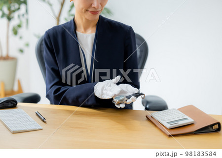腕時計を査定する女性 腕時計を査定する女性 98183584