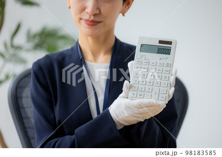 腕時計を査定する女性 98183585