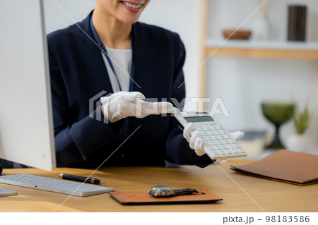 腕時計を査定する女性 98183586