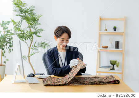 着物を査定する女性 98183600