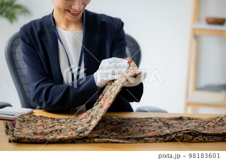 着物を査定する女性 着物を査定する女性 98183601