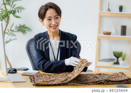 着物を査定する女性 着物を査定する女性 98183604
