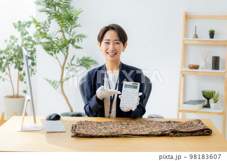 着物を査定する女性 98183607