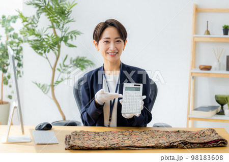 着物を査定する女性 98183608