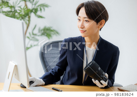 カメラのレンズを査定する女性 カメラのレンズを査定する女性 98183624