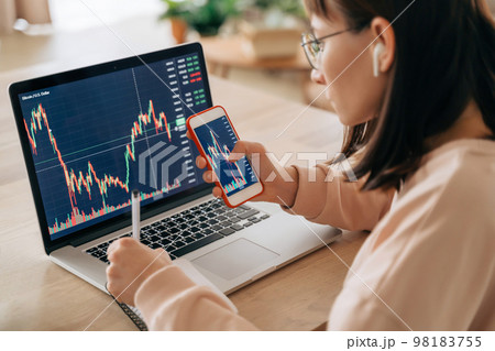 Young business woman trader investor working from home 98183755