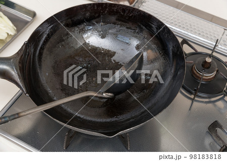 【レバニラ炒めを作る 中華鍋に多めの油をなじませる】 【レバニラ炒めを作る 中華鍋に多めの油をなじませる】 98183818