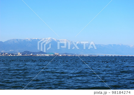 冬の琵琶湖の風景 98184274