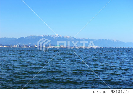 冬の琵琶湖の風景 冬の琵琶湖の風景 98184275