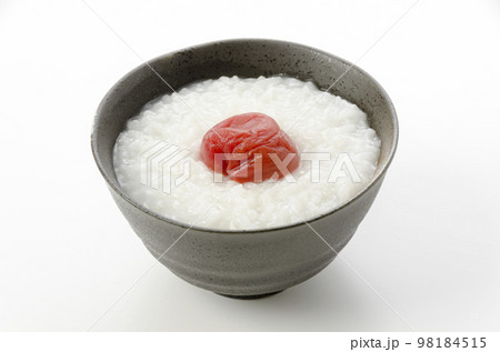 お粥と梅干し 98184515