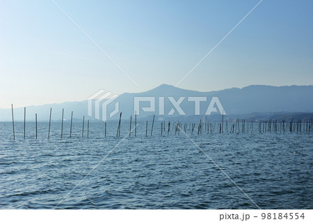 冬の琵琶湖と対岸に霞んで見える比叡山 冬の琵琶湖と対岸に霞んで見える比叡山 98184554