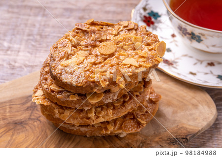 キャラメルアーモンドラスク 98184988