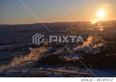 アイスランド　冬の日の出のゲイシール（GEYSIR）高台から望む全体像 98185012