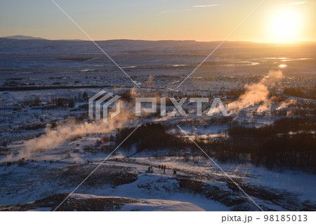 アイスランド　冬の日の出のゲイシール（GEYSIR）高台から望む全体像 98185013