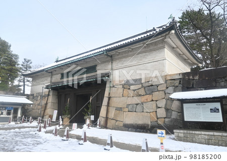 名古屋城の正門から見た雪景色 98185200